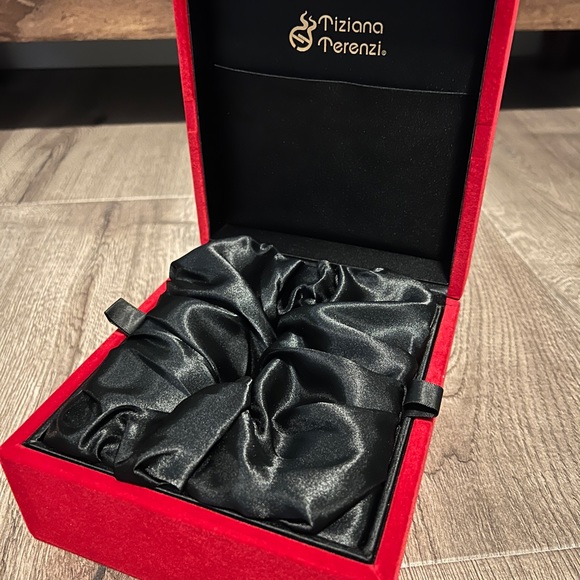 Tiziana Terenzi beautiful pillow box (pillow portion is removable) - Picture 15 of 15